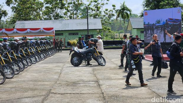 Menhan Prabowo Subianto menyerahkan bantuan berupa sepeda motor ke TNI-Polri di Papua (Adrial/detikcom).