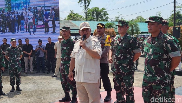 Menhan Prabowo Subianto saat kunjungan kerja di Papua (Adrial/detikcom).
