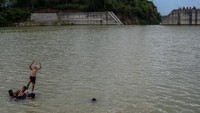 Sabo Dam yang dibangun Kementerian PUPR setahun lalu itu untuk mengendalikan banjir bandang yang kerap melanda desa itu sekaligus dimanfaatkan oleh warga sekitar sebagai sarana untuk berekreasi.