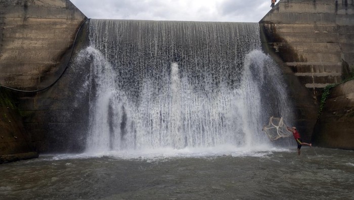 Menjala ikan di Sabo Dam Warga menjala ikan di saluran air keluar Sabo Dam di Desa Bangga, Sigi, Sulawesi Tengah, Kamis (9/11/2023). Warga setempat yang juga penyintas bencana banjir bandang itu memanfaatkan saluran air dari sabo dam yang membendung sungai untuk mencari ikan guna memenuhi kebutuhan konsumsi harian keluarga. ANTARA FOTO/Basri Marzuki/tom.