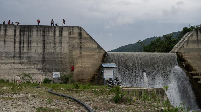 Warga menjala ikan di saluran air keluar Sabo Dam di Desa Bangga, Sigi, Sulawesi Tengah, Kamis (9/11/2023). Warga setempat yang juga penyintas bencana banjir bandang itu memanfaatkan saluran air dari sabo dam yang membendung sungai untuk mencari ikan guna memenuhi kebutuhan konsumsi harian keluarga. ANTARA FOTO/Basri Marzuki/tom.