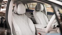 Di bagian interior pun EQS Edition One juga menghadirkan beberapa detil yang membuatnya tampil berbeda. Lapisan kulit Nappa leather dengan palet warna neva grey/reflex blue. Foto: Mercedes Benz