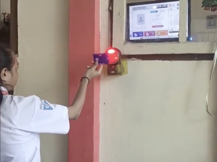 Mesin presensi online di SMP Kristen Ambon