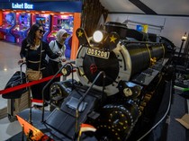 Stasiun Bandung Punya Miniatur Lokomotif Terbesar di Indonesia Lho