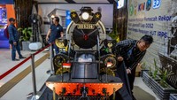 Pengunjung mengamati miniatur cetak tridimensi lokomotif uap seri DD5208 yang dipamerkan di Stasiun Bandung, Jawa Barat, Jumat (10/11/2023).