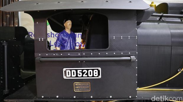 Minimatur lokomotif 'Si Gombar' di Stasiun Bandung.