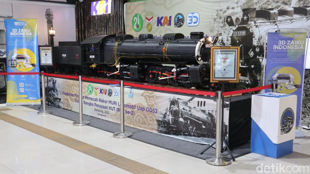 Minimatur lokomotif 'Si Gombar' di Stasiun Bandung.