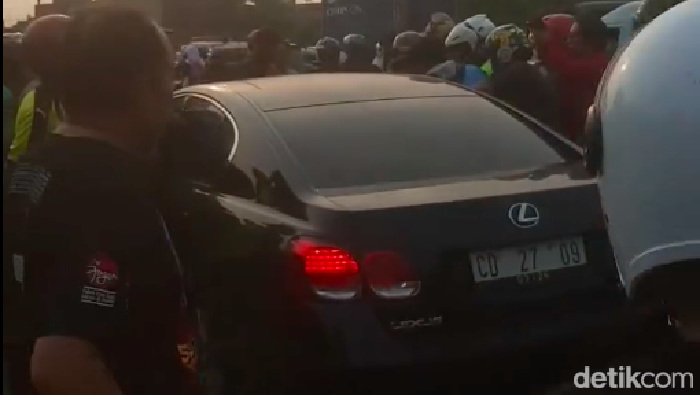 Mobil berpelat nomor CD dikerubungi massa di Koja Jakut, kabarnya karena mobil itu menabrak orang, 10 November 2023. (Do pribadi/Novian Nurhadi)