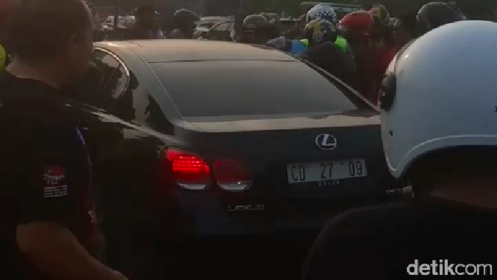 Mobil berpelat nomor CD dikerubungi massa di Koja Jakut, kabarnya karena mobil itu menabrak orang, 10 November 2023. (Do pribadi/Novian Nurhadi)