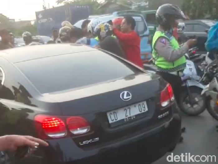 Mobil berpelat nomor CD dikerubungi massa di Koja Jakut, kabarnya karena mobil itu menabrak orang, 10 November 2023. (Do pribadi/Novian Nurhadi)