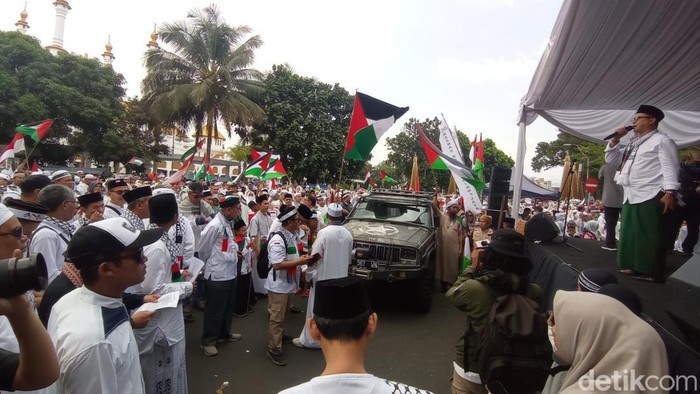 Mobil jip warga Tasik yang dilelang untuk memberikan bantuan ke Palestina