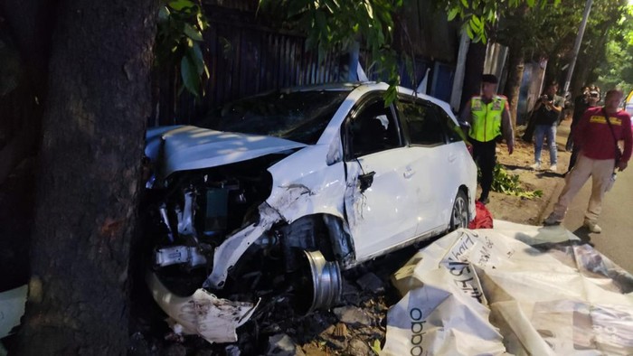 Mobil yang menabrak tiga pemotor di Bandung pada Kamis (9/11/2023).