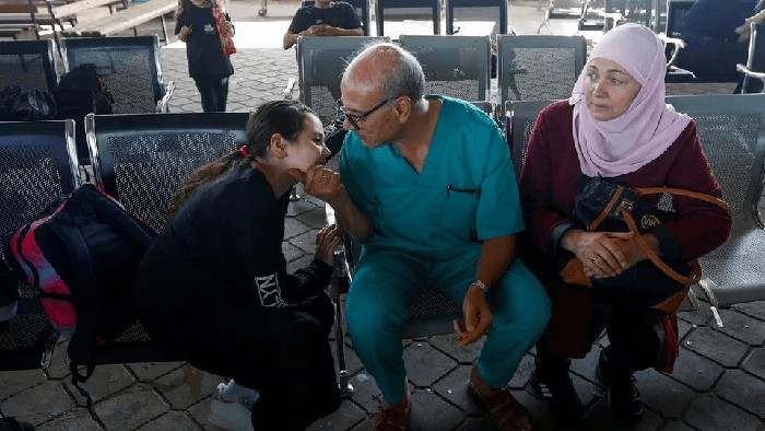 Haru, Dokter Palestina Rela Pilih Menetap di RS Meski Pisah dengan Keluarga