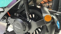 Perbedaan juga terdapat di outpute tenaganya, tipe Performance punya tenaga 5,2 kW pada 3.000 rpm dan torsi 31 Nm pada 1.600 rpm. Sementara varian Eco lebih inferior dengan tenaga 2,6 kW pada 3.000 rpm dan torsi 27 Nm pada 1.600 rpm. Foto: Luthfi Anshori/detikOto