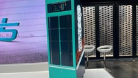 Dengan sistem swap, pengguna hanya perlu menukar baterai yang sudah habis dengan baterai yang masih terisi di stasiun-stasiun swap baterai yang sudah disediakan. Hingga saat ini, Electrum sudah memiliki sekitar 40 BSS (Battery Swap Station), dengan target 150 lokasi di akhir tahun 2023 dan target lebih dari 1.000 lokasi sampai akhir tahun 2024 di Jakarta. Foto: Luthfi Anshori/detikOto