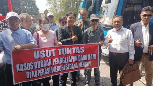 Nasabah Koperasi Werdhi Sedana menggeruduk Polda Bali guna melaporkan manajer karena tidak bisa menarik dana. (Dok. tim pelapor)