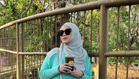 Ini momen olahraga pagi yang dilakukan Okie Agustina. Ia berjalan di sebuah taman kawasan Tebet, Jakarta Selatan dan menikmati segelas es teh manis. Foto: Instagram @okieagustina_