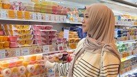 Tak hanya menyetok buah segar, tapi Okie juga membeli puding. Puding dengan rasa buah yang ia jadikan stok camilan. Foto: Instagram @okieagustina_