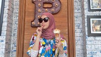 Tempo Gelato pernah dikunjungi Okie Agustina saat liburan ke Yogyakarta. Ia menikmati gelato 2 rasa dan berpose di kafenya. Foto: Instagram @okieagustina_
