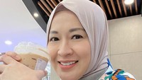 Momen lain dari Okie saat menikmati es kopi susu. Jenis es kopi yang dinikmati olehnya adalah latte yang creamy. Foto: Instagram @okieagustina_