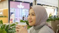 Ibu Kiesha Alvaro ini kerap mengunggah momennya nongkrng di kafe. Ia terlihat sering menikmati segelas es kopi nikmat. Foto: Instagram @okieagustina_