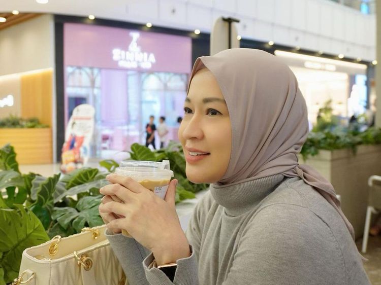 Okie Agustina, Ibu Kiesha Alvaro yang Doyan Ngopi dan Nongkrong di Kafe
