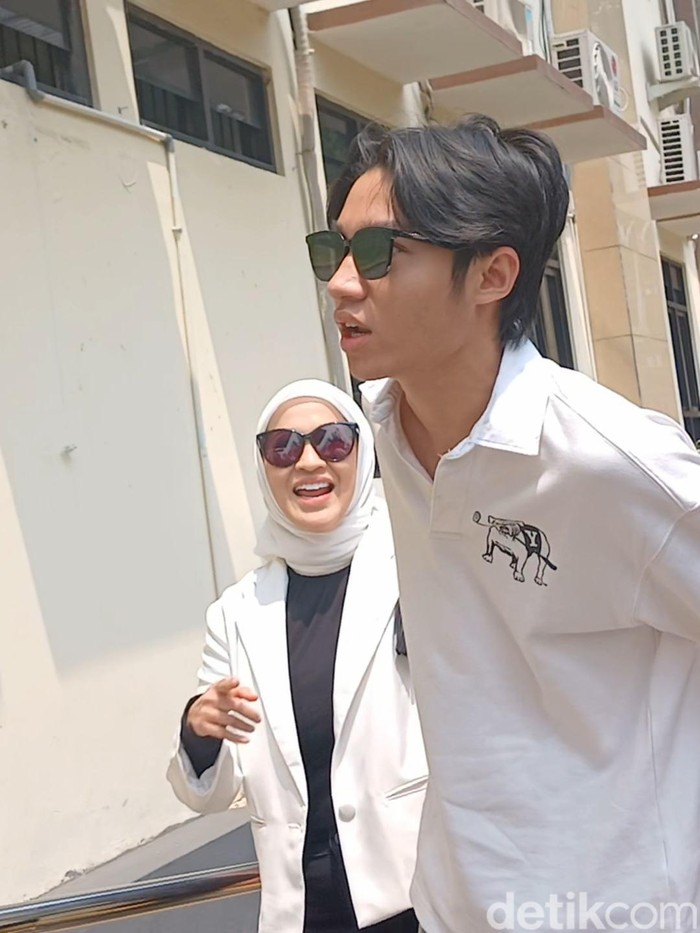 Okie Agustina dan Keisha Alvaro saat ditemui di Pengadilan Agama Bogor.