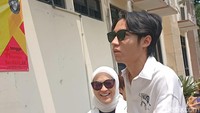 Okie Agustina ditemani anak pertamanya, Kiesha Alvaro mendatangi Pengadilan Agama Bogor. Foto: Febri/detikhot