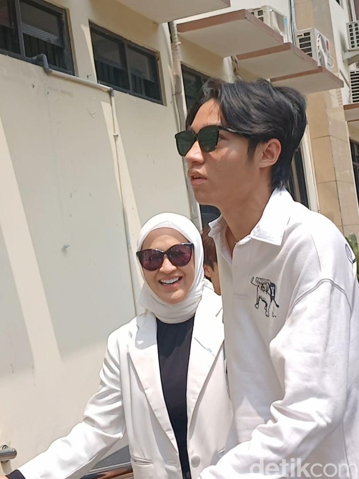Okie Agustina Okie Agustina dan Keisha Alvaro saat ditemui di Pengadilan Agama Bogor.