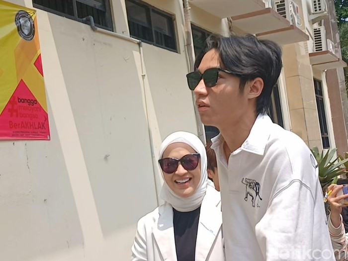Okie Agustina dan Keisha Alvaro saat ditemui di Pengadilan Agama Bogor.