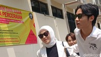 Keduanya kompak mengenakan pakaian putih-putih dalam kesempatan itu. Foto: Febri/detikhot