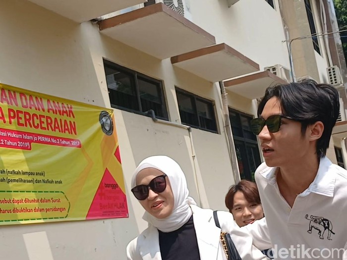 Okie Agustina dan Keisha Alvaro saat ditemui di Pengadilan Agama Bogor.