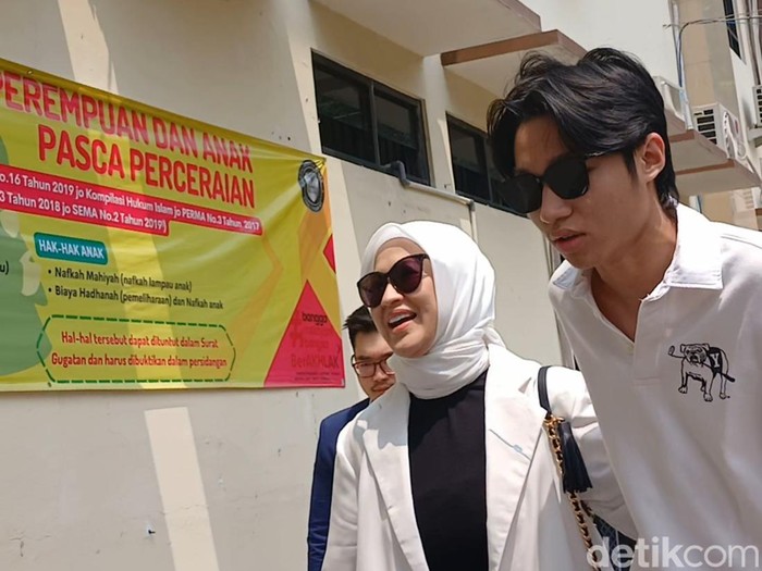 Okie Agustina dan Keisha Alvaro saat ditemui di Pengadilan Agama Bogor.