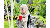 Saat nongkrong di kafe, Okie Agustina tampak memesan segelas jus segar. Ia terlihat menikmati jus semangka saat itu. Foto: Instagram @okieagustina_