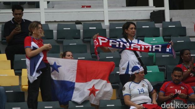 Suporter di Stadion Gelora Utama Bung Tomo (GBT) menyaksikan pertandingan Panama Vs Maroko di Piala Dunia U-17 2023, Jumat (10/11/2023).
