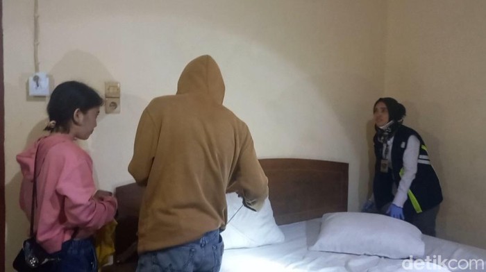 Pasangan mesum terjaring razia berduaan di kamar hotel