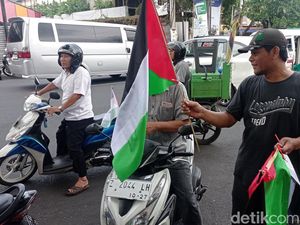 Lincahnya Iwan Pedagang Bendera Palestina Mengejar Cuan