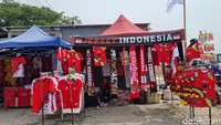 Ada cukup banyak pedagang yang menjajakan pernak-pernik Piala Dunia U-17 di sekitar Stadion GBT Surabaya. (Foto: Esti Widiyana/detikJatim)