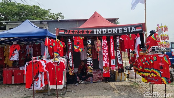 Pedagang pernak-pernik Piala Dunia U-17 di sekitar Stadion GBT Surabaya.