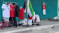 Tidak hanya berupa toko, sejumlah pedagang juga berjualan pernak-pernik seperti kaus dan syal, bahkan Bendera Palestina di emperan toko di sepanjang jalan menuju Stadion GBT Surabaya. (Foto: Esti Widiyana/detikJatim)