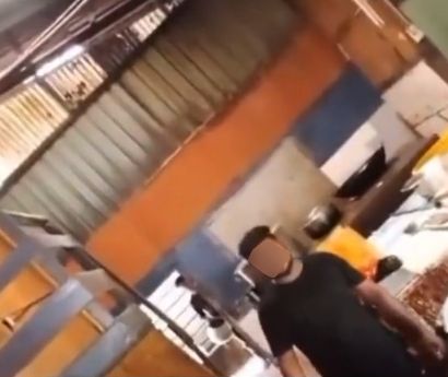 Pegawai Nasi Kandar Ini Ketahuan Hanya Pakai Celana Dalam Saat di Dapur!
