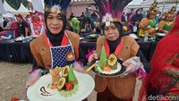 Para peserta nasi bakar ini juga berpakaian cukup menarik. Setelah festival berakhir, nasi bakar ini dibagikan gratis kepada para penonton. 