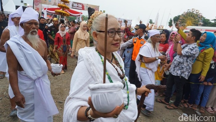 Pekan Budaya Majapahit di Mojokerto dibuka dengan kirab dan festival nasi bakar.