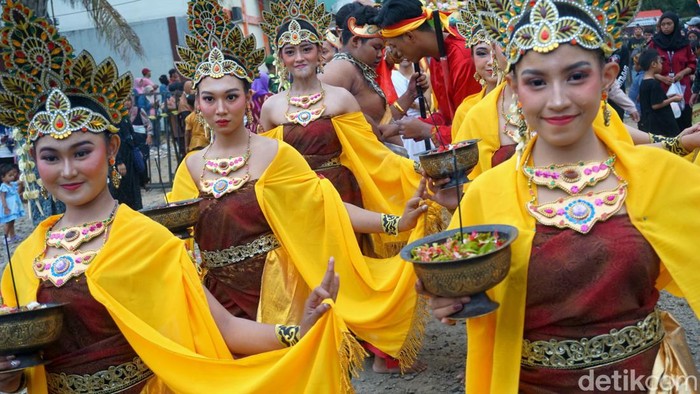 Pekan Budaya Majapahit di Mojokerto dibuka dengan kirab dan festival nasi bakar.