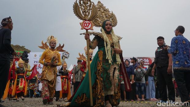 Pekan Budaya Majapahit di Mojokerto dibuka dengan kirab dan festival nasi bakar.