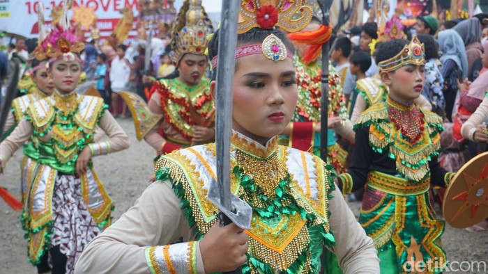 Pekan Budaya Majapahit di Mojokerto dibuka dengan kirab dan festival nasi bakar. Pekan Budaya Majapahit di Mojokerto dibuka dengan kirab dan festival nasi bakar.