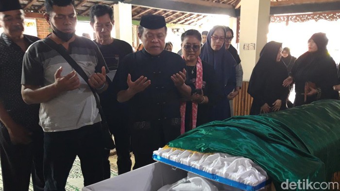 Pelawak Kirun saat melayat Cak Diqin di Boyolali, Jumat (10/11/2023).