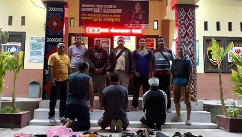 Ketiga pembawa senpi rakitan ilegal saat diamankan di Polsek Amanuban Selatan, Timor Tengah Selatan, NTT, pada Jumat pagi (10/11/2023).