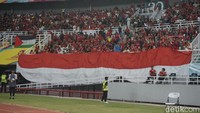 Ribuan suporter Indonesia tampak memenuhi tribun di Stadion Gelora Bung Tomo Surabaya (Foto: Deny Prastyo Utomo/detikJatim)