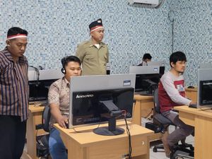 Pemohon SIM di Ngawi Disambut Petugas Berpakaian Pahlawan hingga Dapat Hadiah